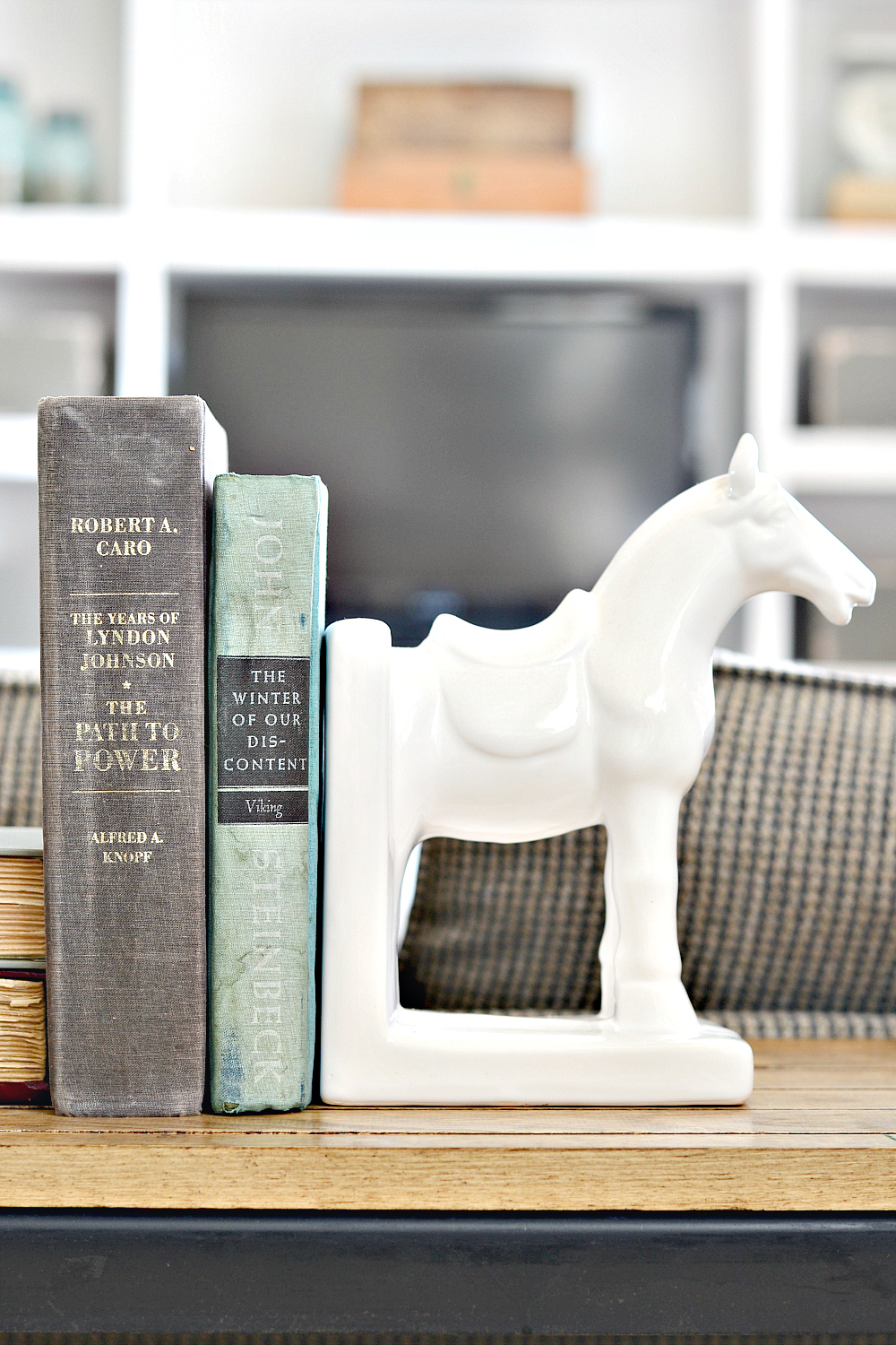 Farmhouse Decor and DIY Industrial Farmhouse sofa table. Turn a metal shelf into rustic shelving. Find out more at theweatheredfox.com