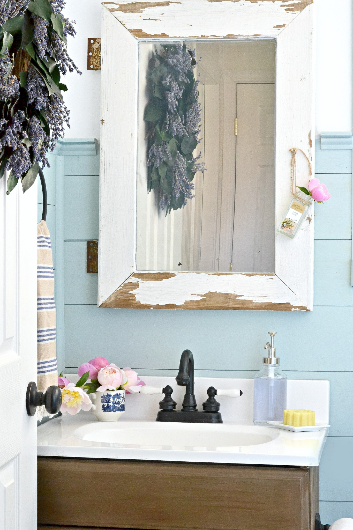 Painted Faucet Tutorial. Learn how to give your bathroom faucet an amazing makeover in 20 minutes without removing it!