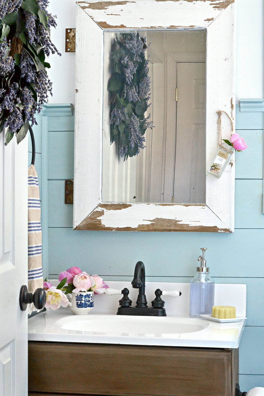 How to paint a vanity to look like wood. Painting laminate is easier than it seems!