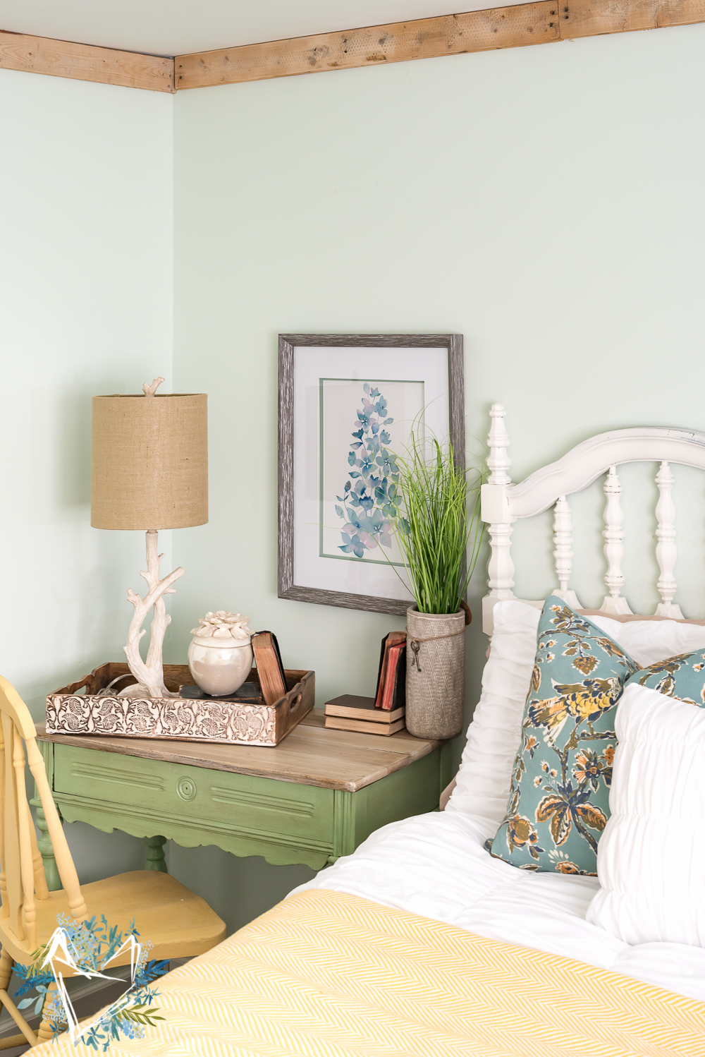 nature-inspired-bedroom-pallet-molding-2