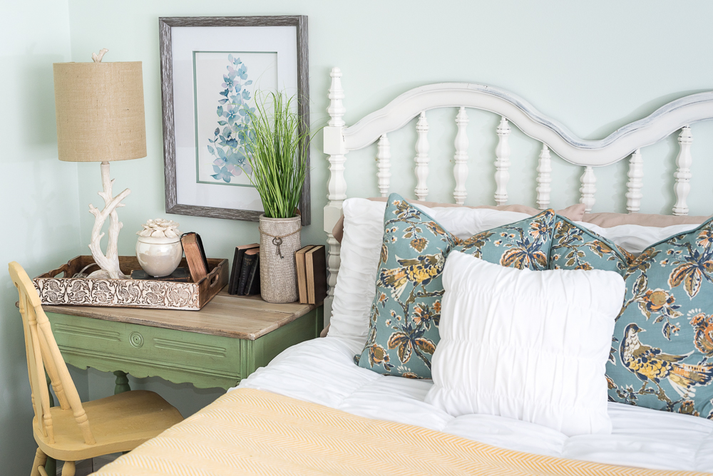 nature-inspired-bedroom-pallet-molding-5