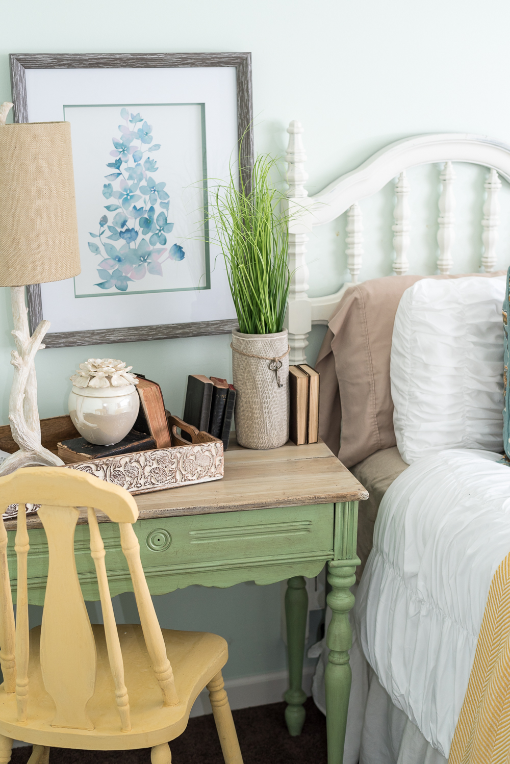 nature-inspired-bedroom-pallet-molding-6