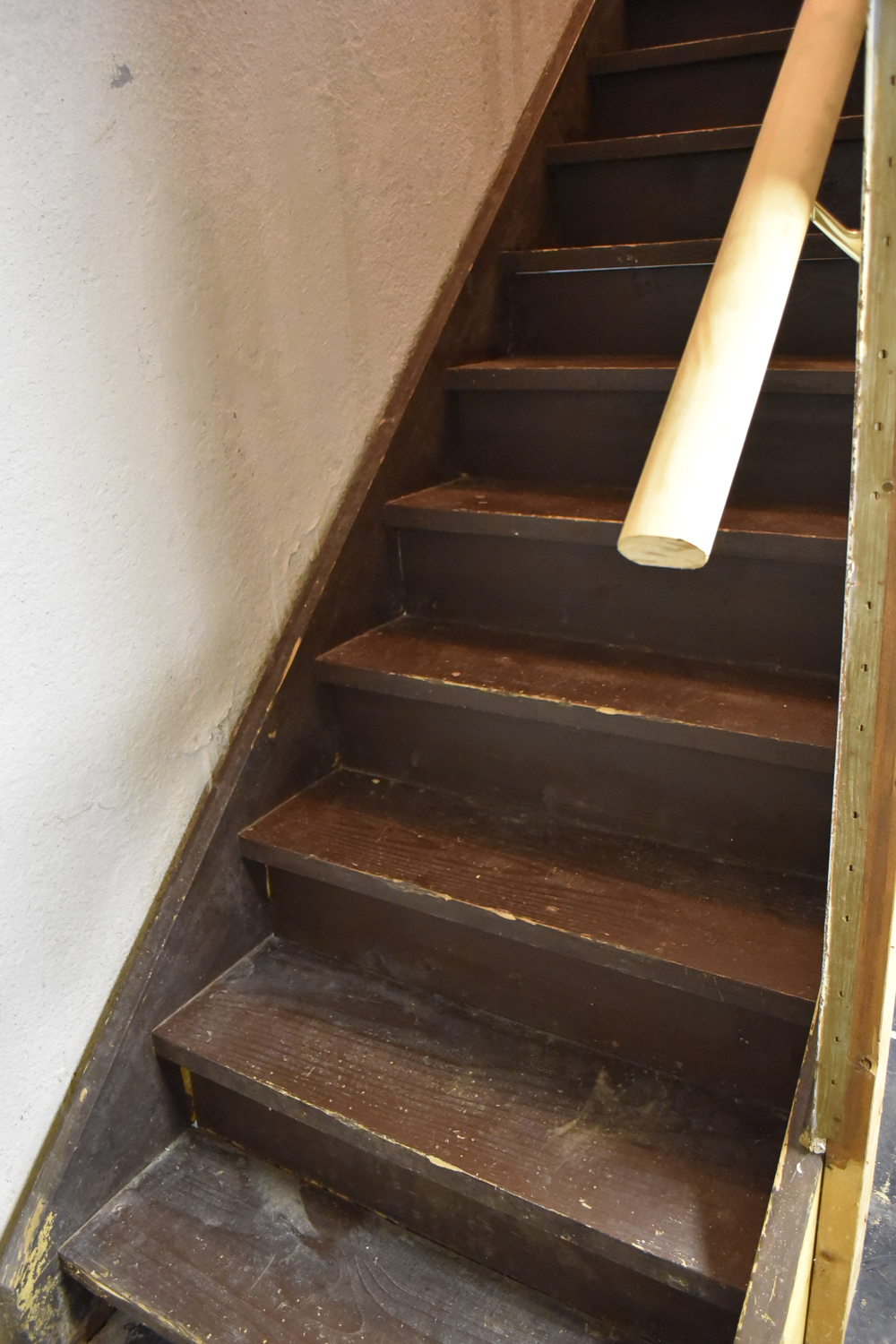 How to paint basement stairs. Get a simple farmhouse look from old stairs with a few steps and this easy tutorial