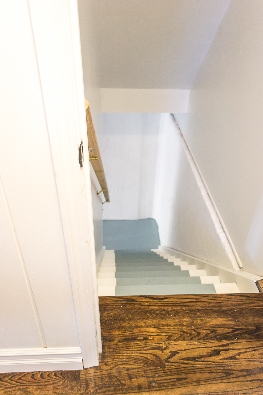 How to paint basement stairs and give wood stairs a fresh farmhouse style. Paint your stairs in a few easy steps! 