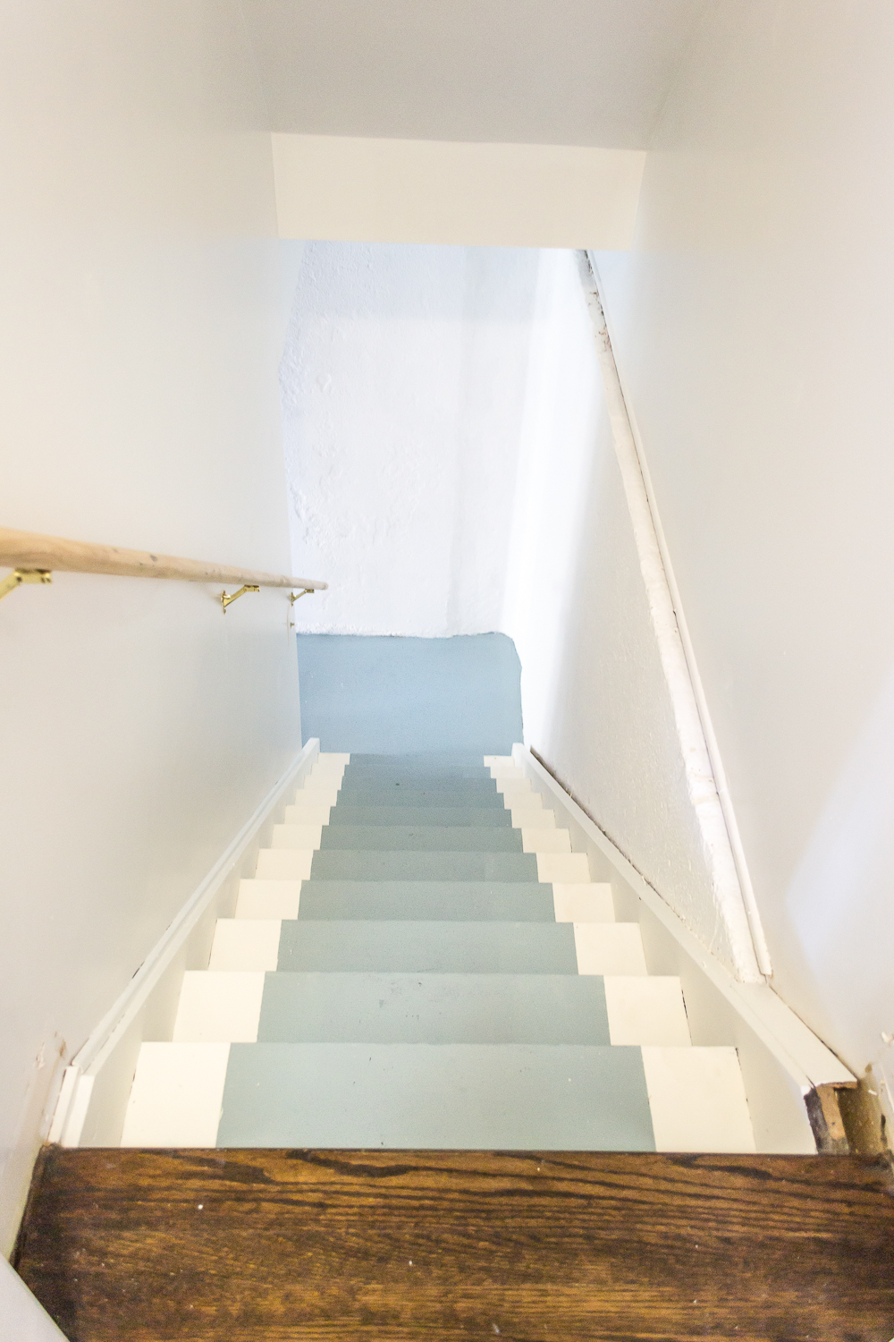 How to paint basement stairs and give wood stairs a fresh farmhouse style. Paint your stairs in a few easy steps! 