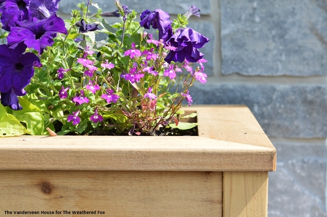 DIY-outdoor-cedar-planter