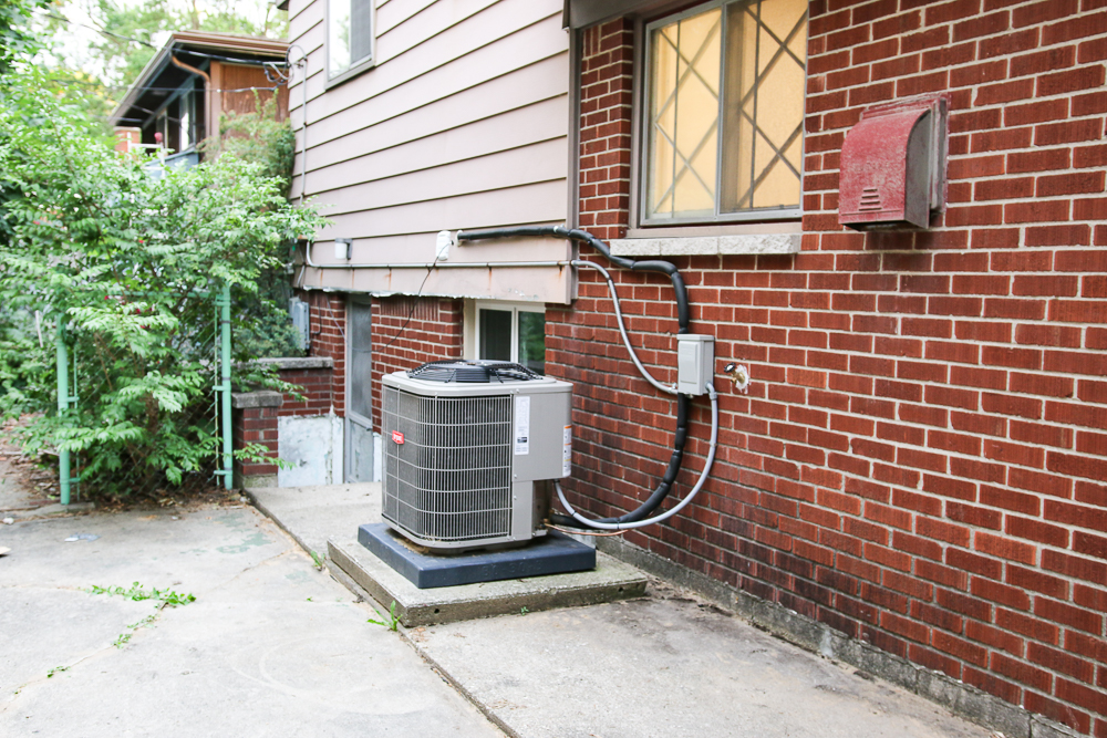 How to hide an air conditioning unit! Give your exterior a bit of curb appeal by adding a privacy screen around your ac unit and other outdoor eyesores. 