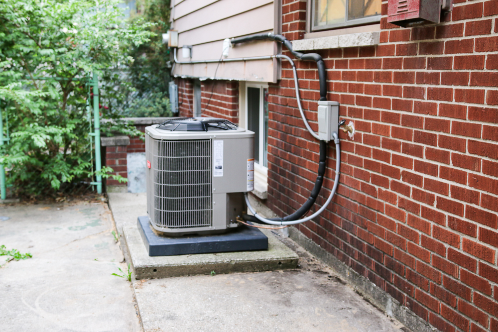 How to hide an air conditioning unit! Give your exterior a bit of curb appeal by adding a privacy screen around your ac unit and other outdoor eyesores. 