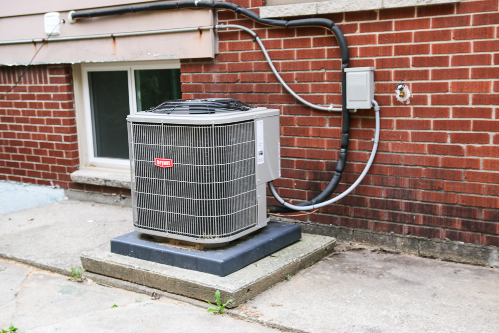 How to hide an air conditioning unit! Give your exterior a bit of curb appeal by adding a privacy screen around your ac unit and other outdoor eyesores. 