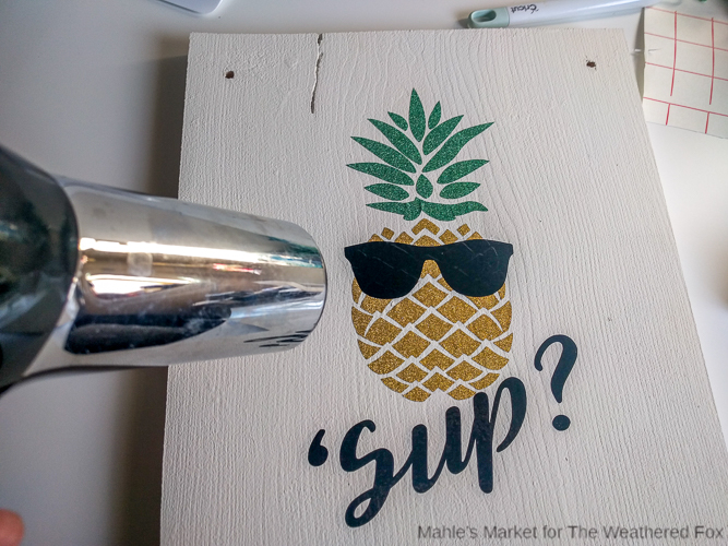 Pineapple Door Hanger: Create a fun summer time sign for your door in an afternoon with this DIY tutorial