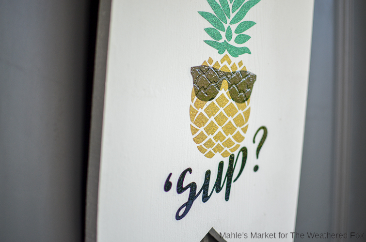 Pineapple Door Hanger: Create a fun summer time sign for your door in an afternoon with this DIY tutorial