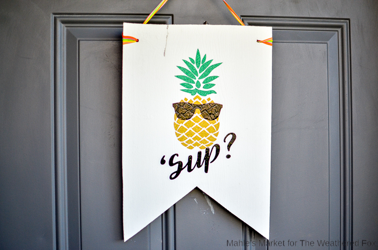 Pineapple Door Hanger: Create a fun summer time sign for your door in an afternoon with this DIY tutorial