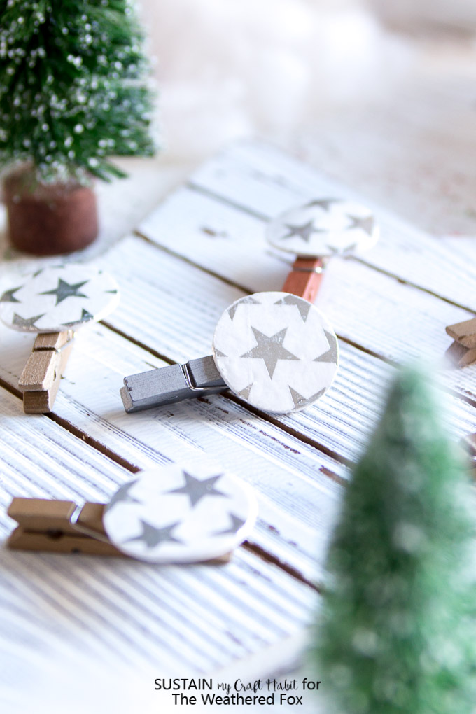 Make these adorable DIY photo clips for your Christmas card display or family photos. Crafts with wood circles. Christmas mantel greeting card display.