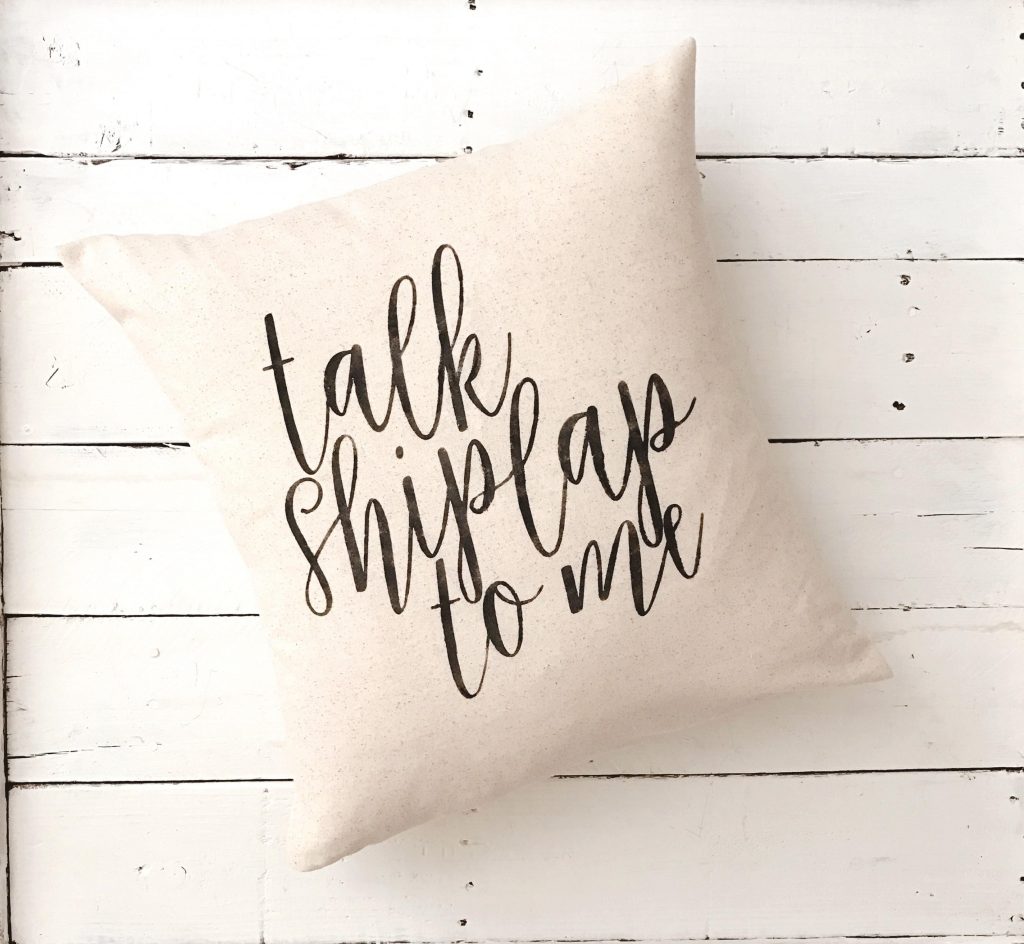 If you’re in love with the Fixer Upper look, then you’ll LOVE these farmhouse throw pillows and pillow covers! Throw pillows are a super easy way to add the farmhouse look to your home decor in an affordable way! Get the Fixer Upper throw pillow look today!