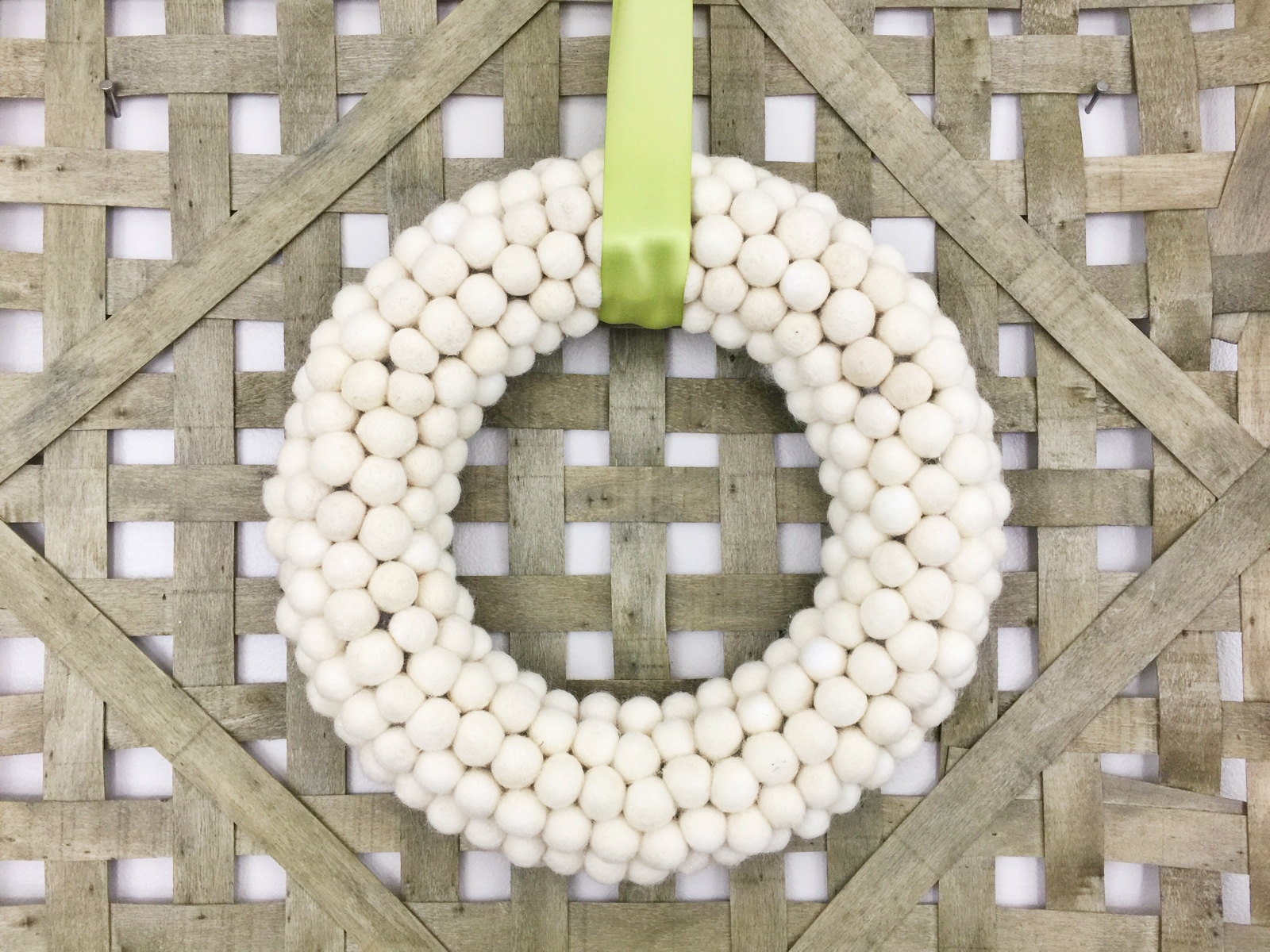 If you’re loving pom pom crafts, then you are going to love this white felt ball wreath tutorial! I show you how to make an easy felt pom pom wreath that will look amazing as part of your home decor for any season!