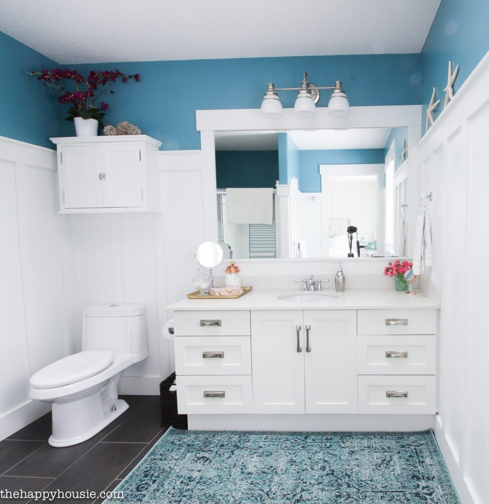 Get you bathroom organized once and for all with this ultimate list of bathroom organization ideas! These bathroom organization hacks will give you great ideas for organizing under the sink and for storage. They’ll work great whether your bathroom is big or small!