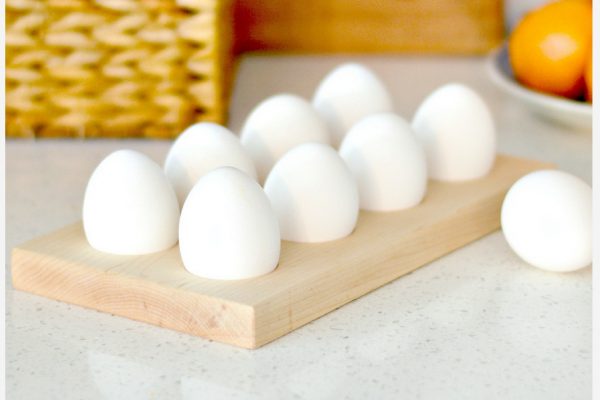 Decorate for Easter in Minutes with this Simple Vintage Egg Stand Tutorial