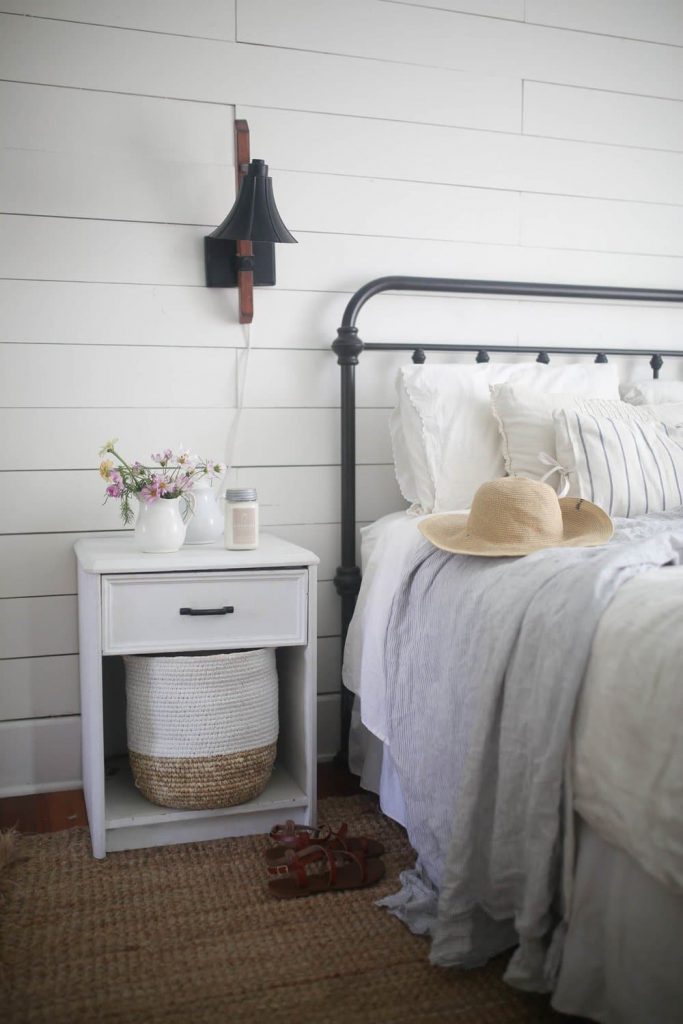 Stop here for the ultimate list of farmhouse bedroom ideas! These farmhouse bedrooms will inspire you with their wall decor, bedding and tips and help you as you create your own beautiful farmhouse bedroom!