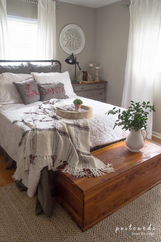 Stop here for the ultimate list of farmhouse bedroom ideas! These farmhouse bedrooms will inspire you with their wall decor, bedding and tips and help you as you create your own beautiful farmhouse bedroom!