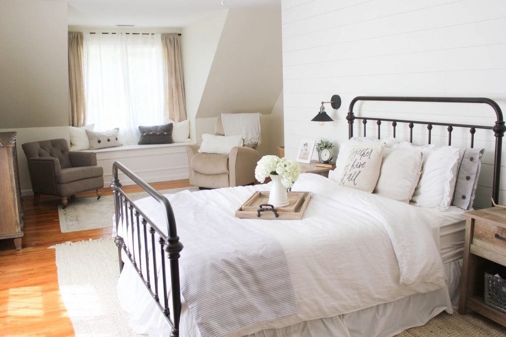 Stop here for the ultimate list of farmhouse bedroom ideas! These farmhouse bedrooms will inspire you with their wall decor, bedding and tips and help you as you create your own beautiful farmhouse bedroom!