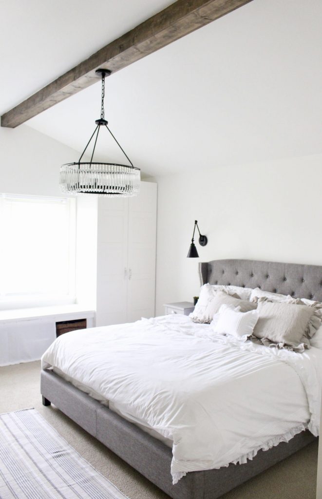 Stop here for the ultimate list of farmhouse bedroom ideas! These farmhouse bedrooms will inspire you with their wall decor, bedding and tips and help you as you create your own beautiful farmhouse bedroom!