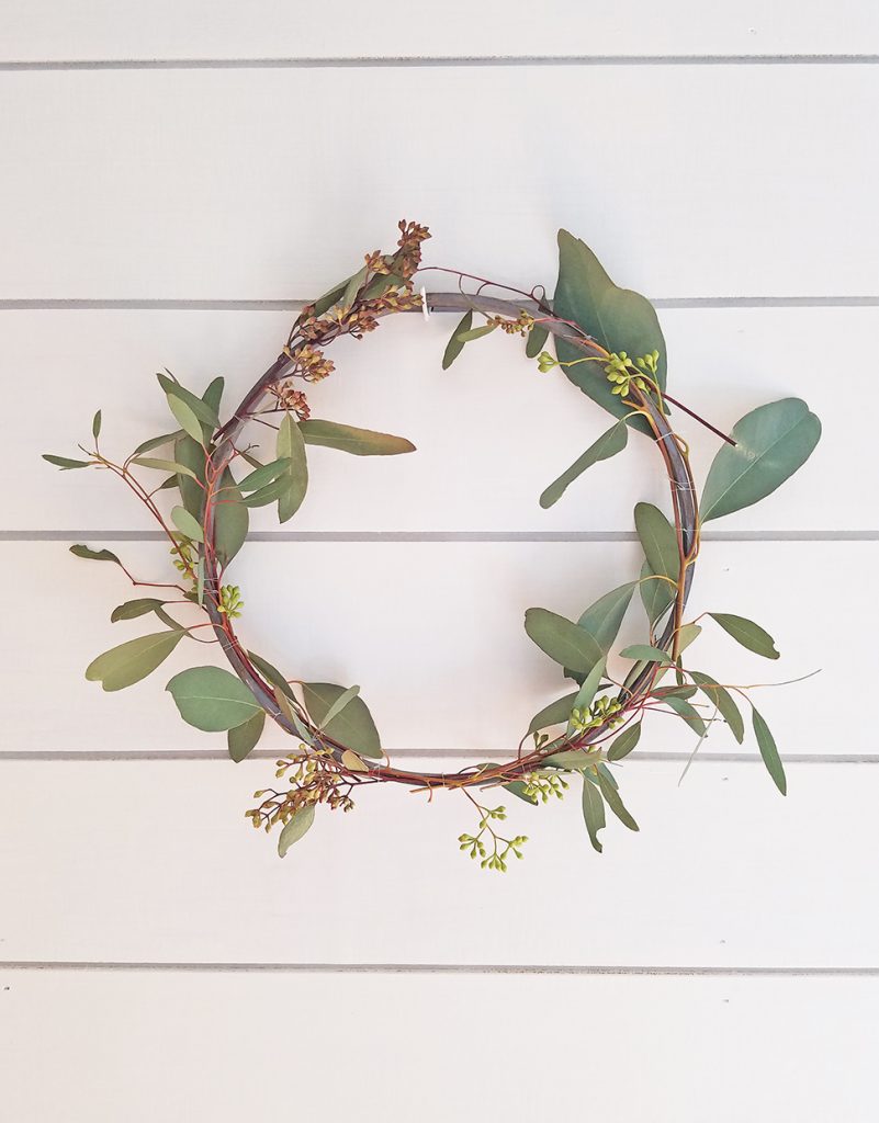 Brighten up your home with a DIY spring wreath for your front door! I’ve gathered some beautiful farmhouse style wreath ideas that are easy DIY spring crafts you’ll be sure to love!