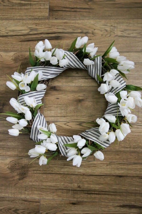 Brighten up your home with a DIY spring wreath for your front door! I’ve gathered some beautiful farmhouse style wreath ideas that are easy DIY spring crafts you’ll be sure to love!